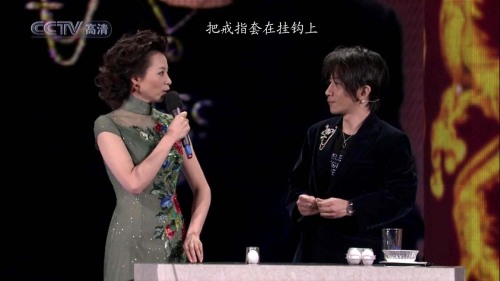 引用 如何成為一個(gè)魔術(shù)高手——?jiǎng)⒅t魔術(shù)全解密 - zhuhuasohu - 汩汩的博客 這個(gè)魔術(shù),董卿也是個(gè)托.同樣有兩個(gè)戒指.有一個(gè)戒指被早就放到特制的雞蛋里了,特制的雞蛋是很容易的,至于是怎么制作的,我們根本不用去想,連三聚氰胺都能加到牛奶里,還有什么做不出來的.董卿從手指上拿下的那枚戒指是怎么變沒有的.讓我仔細(xì)道來:劉謙說“借用主持人身上的一件私人物品”.董卿開始自己打量,觀眾也在看董卿,可是劉謙此時(shí)做了個(gè)很自然的動(dòng)作,就是兩手背在身后.其實(shí),他用左手從右手袖口里拉出一根特制的細(xì)細(xì)的皮筋!皮筋的一端固定在右手袖口深處,一端連著一個(gè)特制的微小的掛鉤,掛鉤被右手食指和拇指捏著.