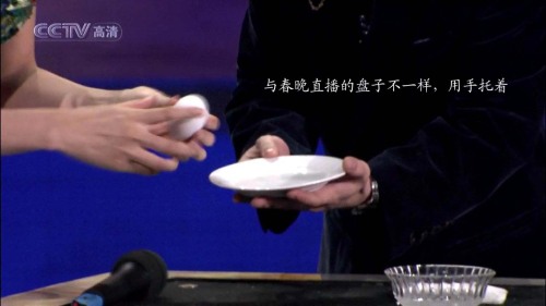 引用 如何成為一個(gè)魔術(shù)高手——?jiǎng)⒅t魔術(shù)全解密 - zhuhuasohu - 汩汩的博客 好了,這一動(dòng)作做完后,劉謙用左手接過董卿的戒指把玩一番,并問董卿這枚戒指有多貴,這一過程,劉謙很自然地把戒指放到了右手,注意,是塞到了右手的食指和拇指中間,因?yàn)橛沂值氖持负湍粗钢虚g已經(jīng)捏著個(gè)被皮筋拉扯的掛鉤,塞進(jìn)戒指后他用左手扭動(dòng)著戒指,好像在做下意識(shí)的動(dòng)作,其實(shí),是把戒指環(huán)掛到那個(gè)掛鉤上,這一動(dòng)作是在右手的食指和拇指“捏合”之中完成的,觀眾是看不到的,由于角度的原因,觀眾也看不到那根細(xì)細(xì)的皮筋.