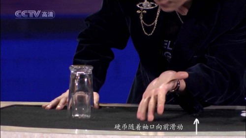 引用 如何成為一個(gè)魔術(shù)高手——?jiǎng)⒅t魔術(shù)全解密 - zhuhuasohu - 汩汩的博客 硬幣在袖口下面