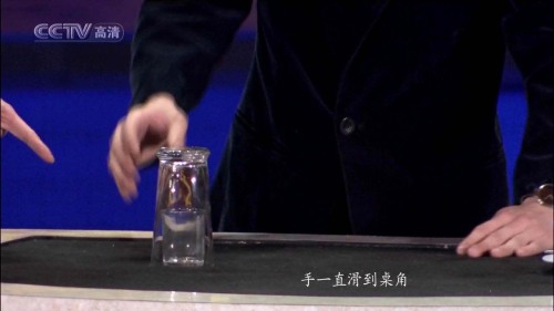 引用 如何成為一個(gè)魔術(shù)高手——?jiǎng)⒅t魔術(shù)全解密 - zhuhuasohu - 汩汩的博客 手壓住了硬幣