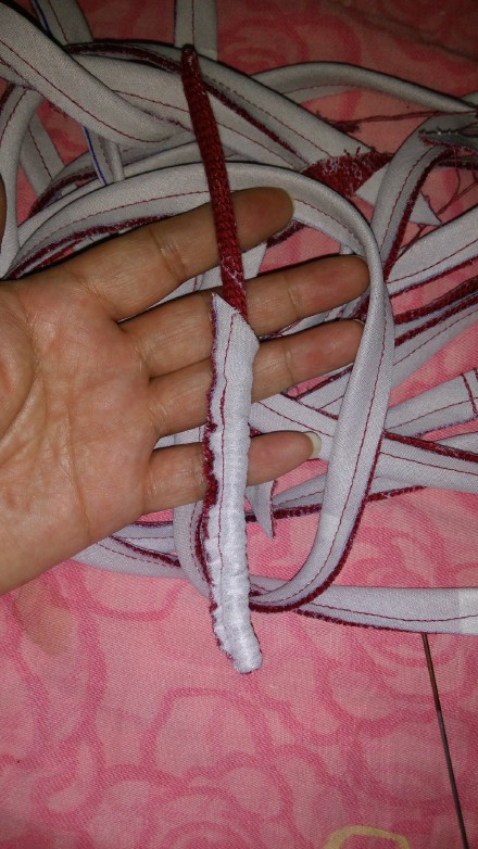 一只手揪住出來(lái)的底部頭，另一只手順著勁往下擼。直至正面全部翻出