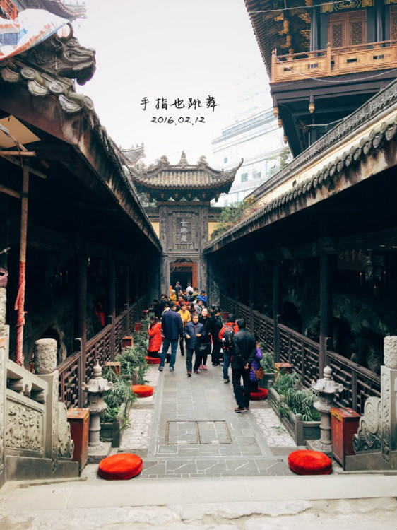 【走走聊聊拍拍】不吃辣不看江的重慶行DAY4——洪崖洞、羅漢寺、輕軌觀光 - 手指也跳舞 - 跳舞姐姐的手工莊園